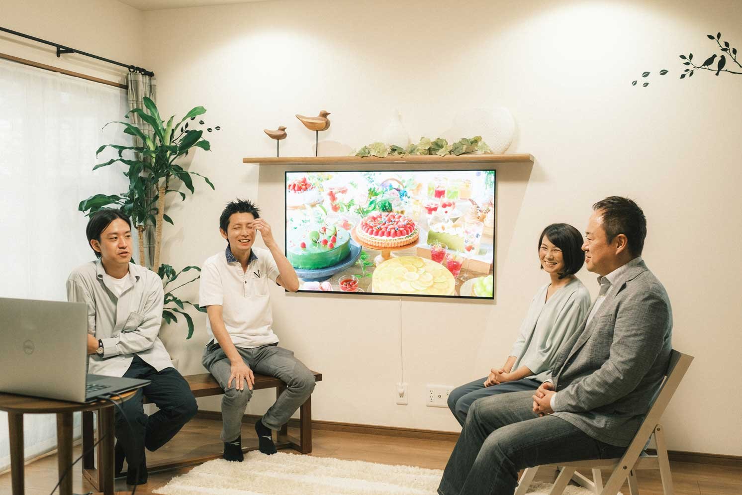 左から飯田氏、佐藤氏、野村氏、中澤氏 | Make New Magazine「未来の定番」をつくるために、パナソニックのリアルな姿を伝えるメディア