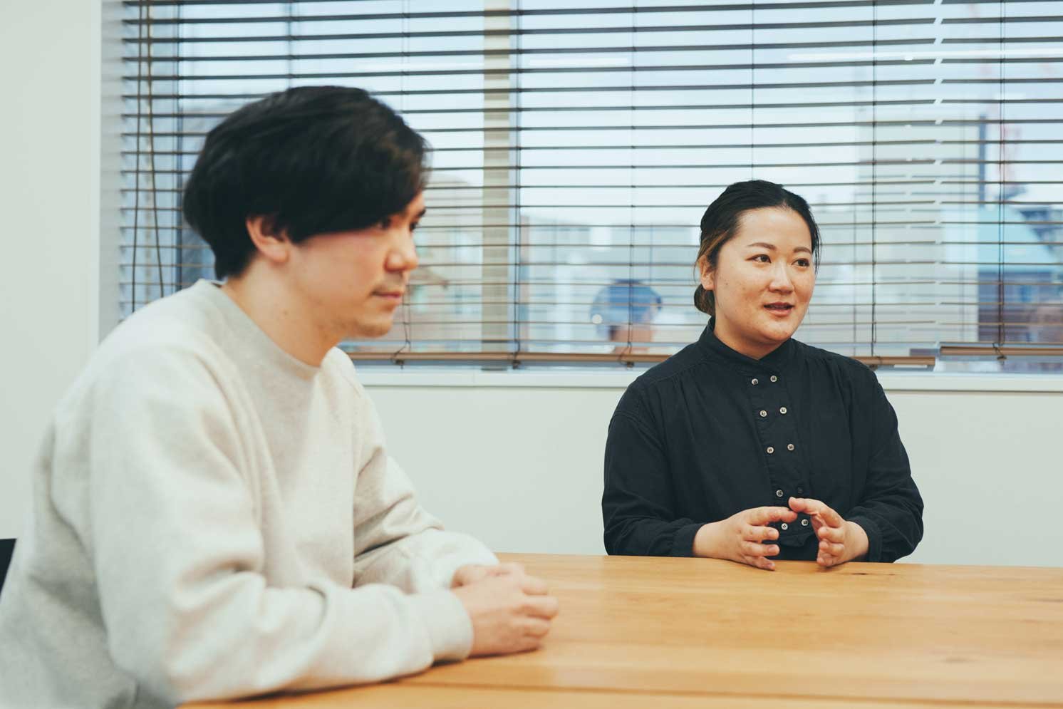 左から小川氏、田中氏 | Make New Magazine「未来の定番」をつくるために、パナソニックのリアルな姿を伝えるメディア