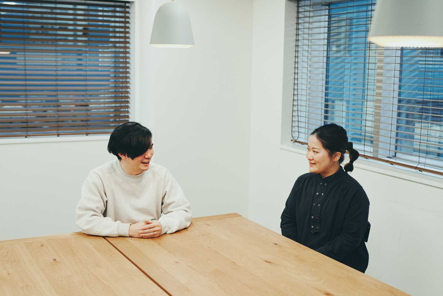 左から小川氏、田中氏 | Make New Magazine「未来の定番」をつくるために、パナソニックのリアルな姿を伝えるメディア