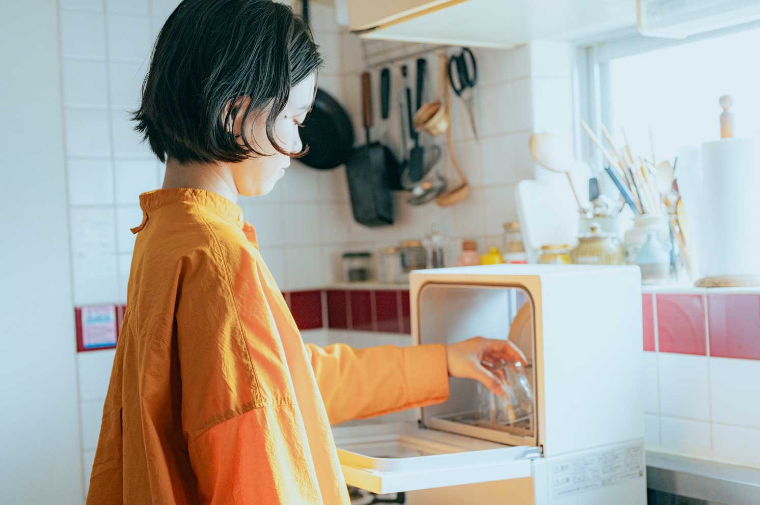 パーソナル食洗機「SOLOTA」に食器を入れる山口さん | Make New Magazine「未来の定番」をつくるために、パナソニックのリアルな姿を伝えるメディア
