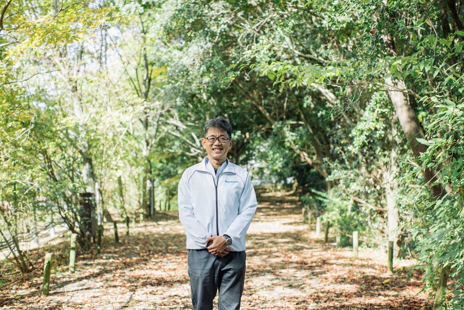 共存の森に立つ中野 隆弘さんの写真  | Make New Magazine「未来の定番」をつくるために、パナソニックのリアルな姿を伝えるメディア