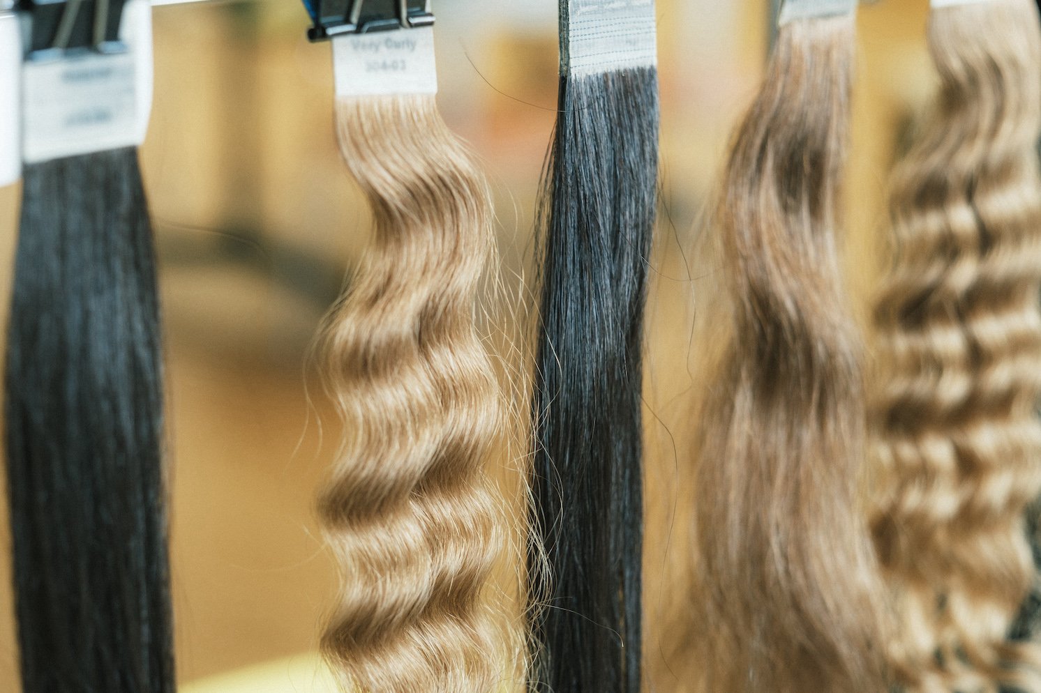 研究で使用しているさまざまな髪のサンプル  | Make New Magazine「未来の定番」をつくるために、パナソニックのリアルな姿を伝えるメディア
