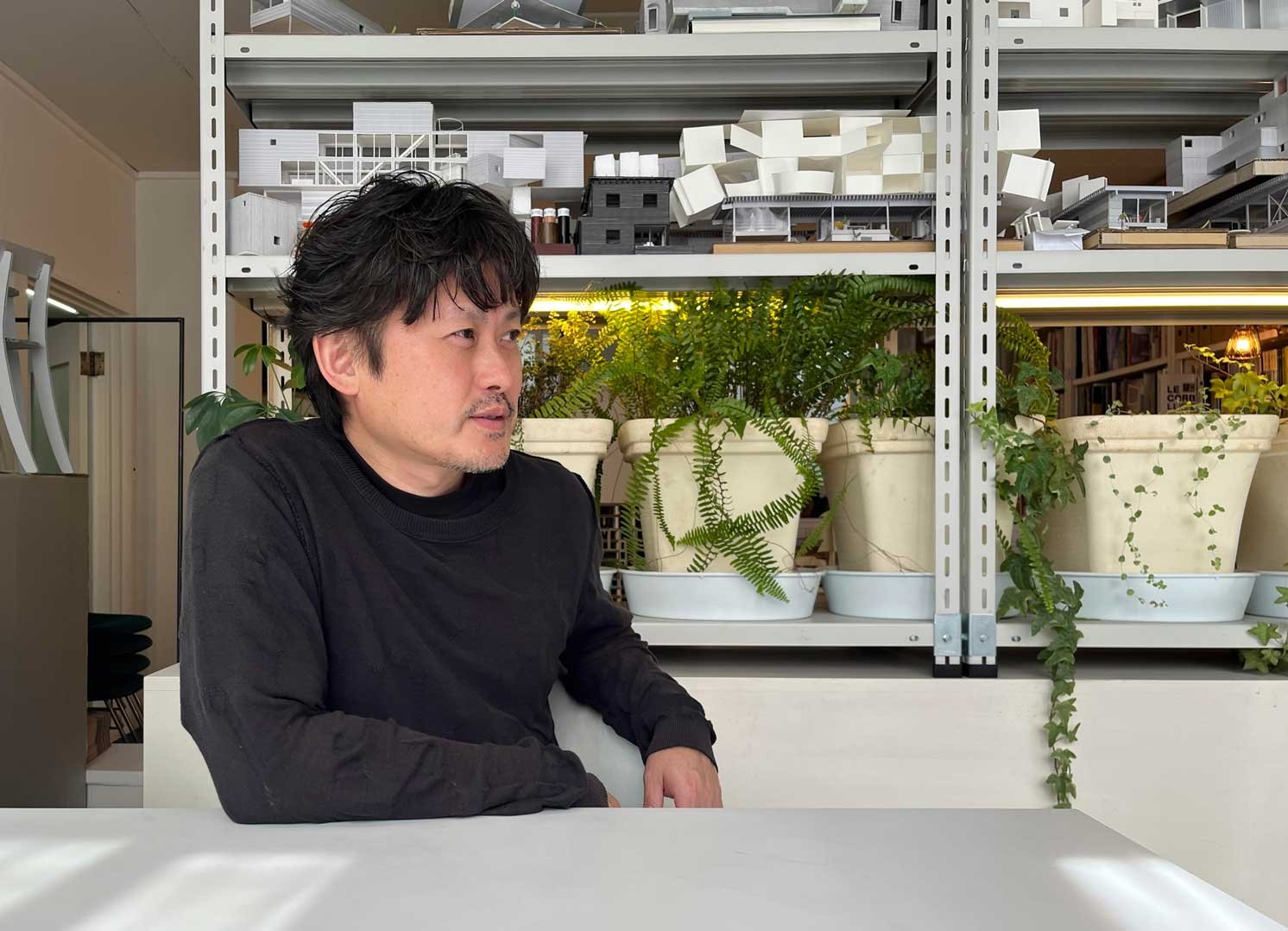 建築家の五十嵐淳さんの写真 | Make New Magazine「未来の定番」をつくるために、パナソニックのリアルな姿を伝えるメディア
