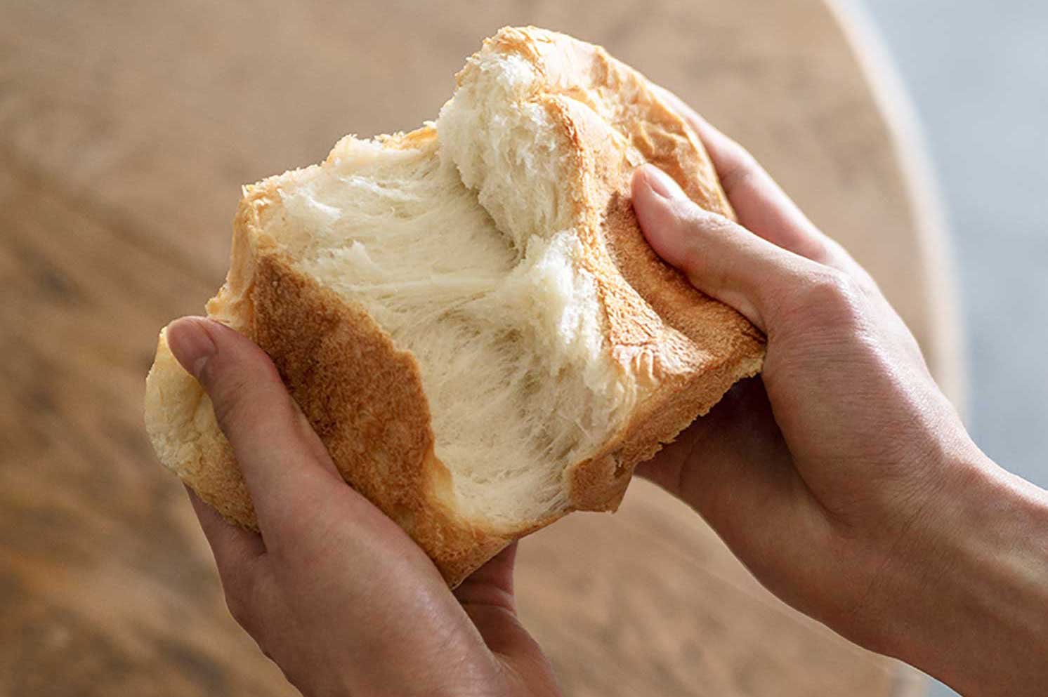 小さいからこそ、焼き立てパンを大胆にちぎって食べるのもおすすめだそう（画像提供：パナソニック株式会社） | Make New Magazine「未来の定番」をつくるために、パナソニックのリアルな姿を伝えるメディア