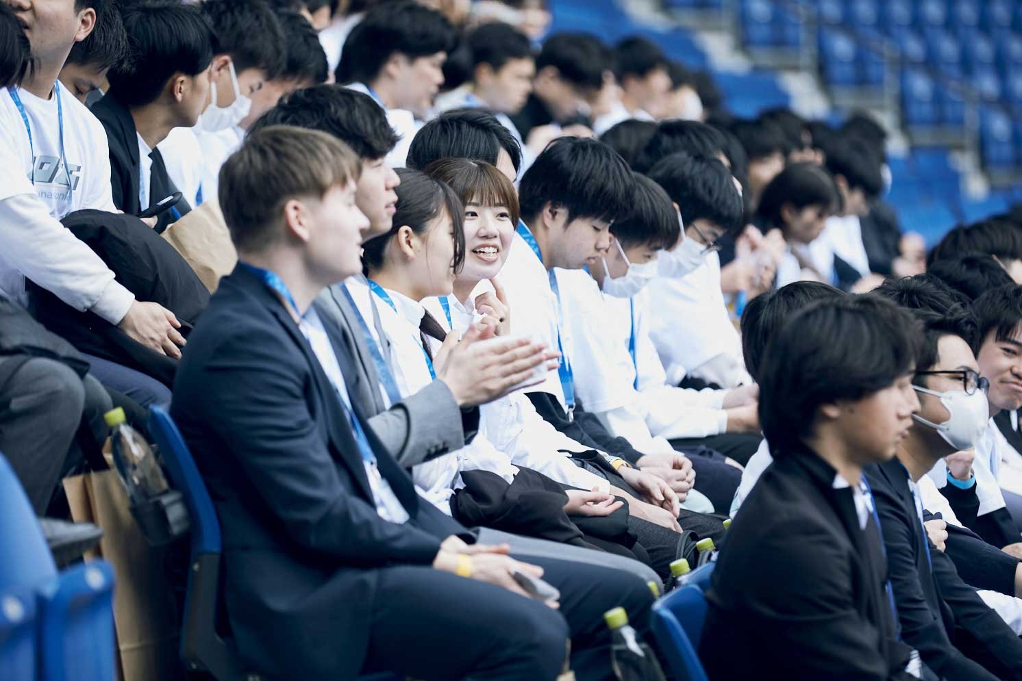 隣り合った人と雑談する新入社員たち | Make New Magazine「未来の定番」をつくるために、パナソニックのリアルな姿を伝えるメディア