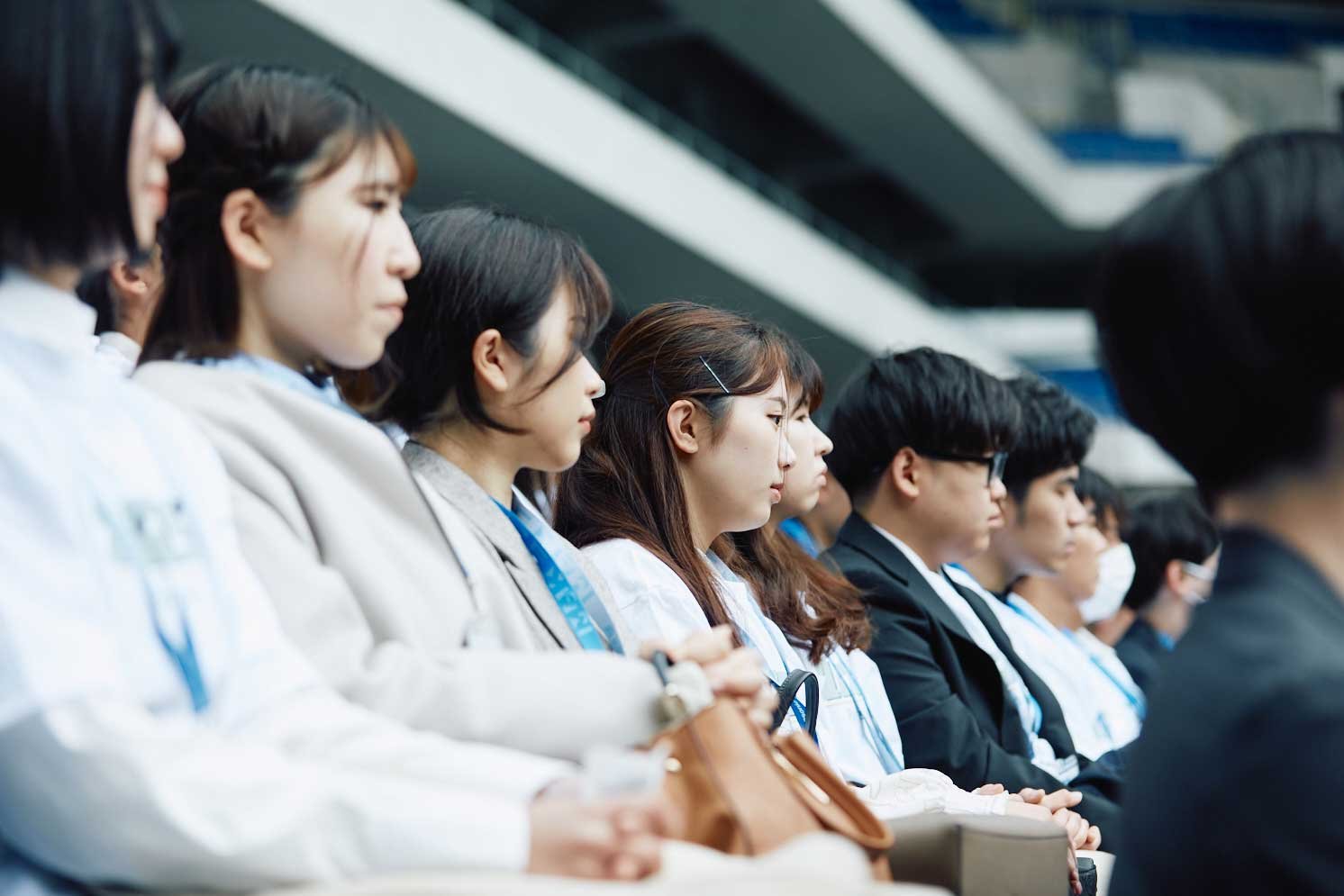 品田さんの話を真剣に聞く新入社員たち | Make New Magazine「未来の定番」をつくるために、パナソニックのリアルな姿を伝えるメディア