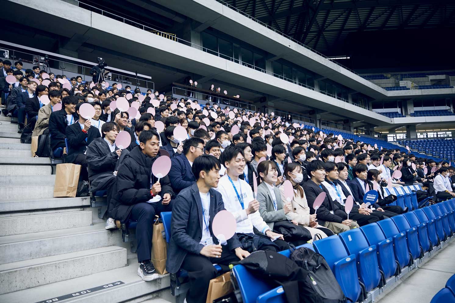 うちわ持って参加する新入社員たち | Make New Magazine「未来の定番」をつくるために、パナソニックのリアルな姿を伝えるメディア