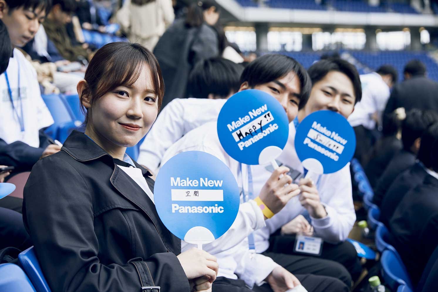 うちわにそれぞれのMake Newを掲げた新入社員たち | Make New Magazine「未来の定番」をつくるために、パナソニックのリアルな姿を伝えるメディア