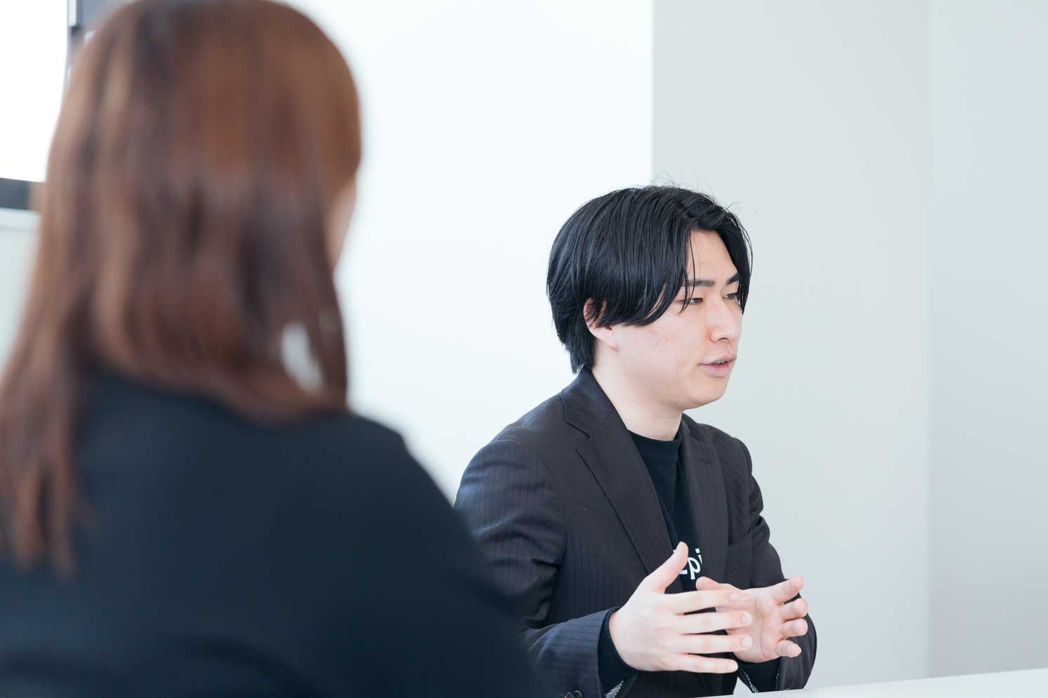 取材の様子の写真。大川氏 | Make New Magazine「未来の定番」をつくるために、パナソニックのリアルな姿を伝えるメディア