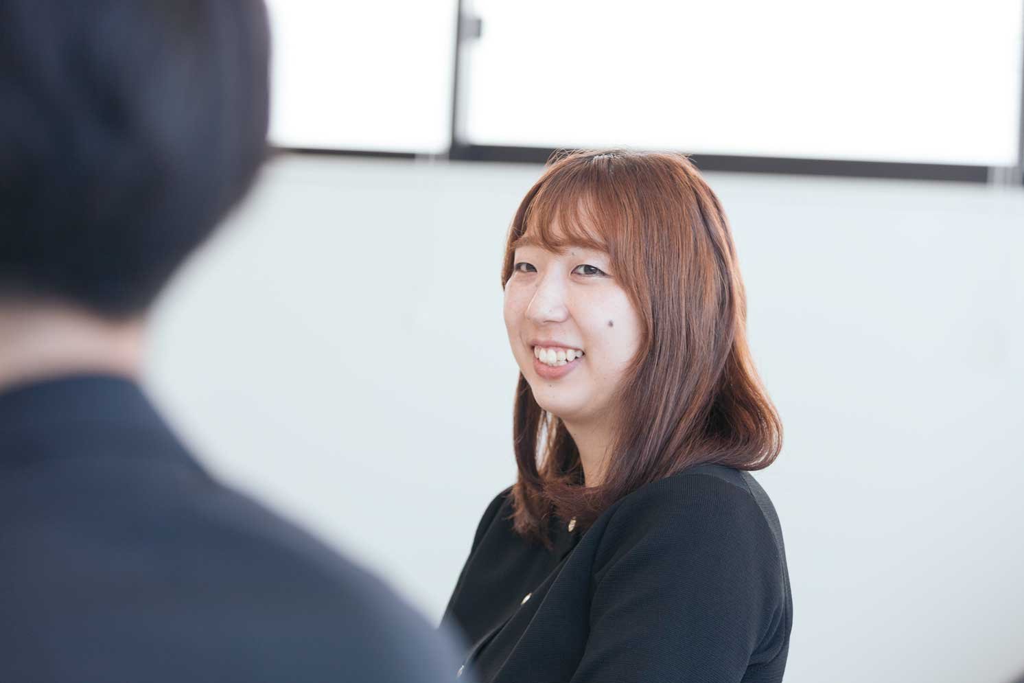 取材の様子の写真。服部さん | Make New Magazine「未来の定番」をつくるために、パナソニックのリアルな姿を伝えるメディア