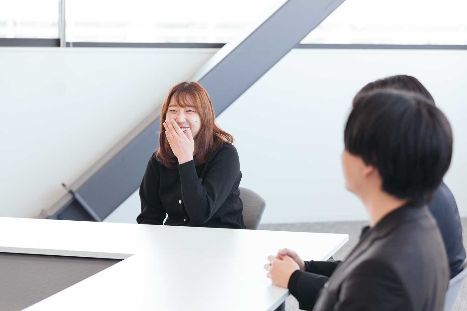 取材の様子の写真。服部さん | Make New Magazine「未来の定番」をつくるために、パナソニックのリアルな姿を伝えるメディア