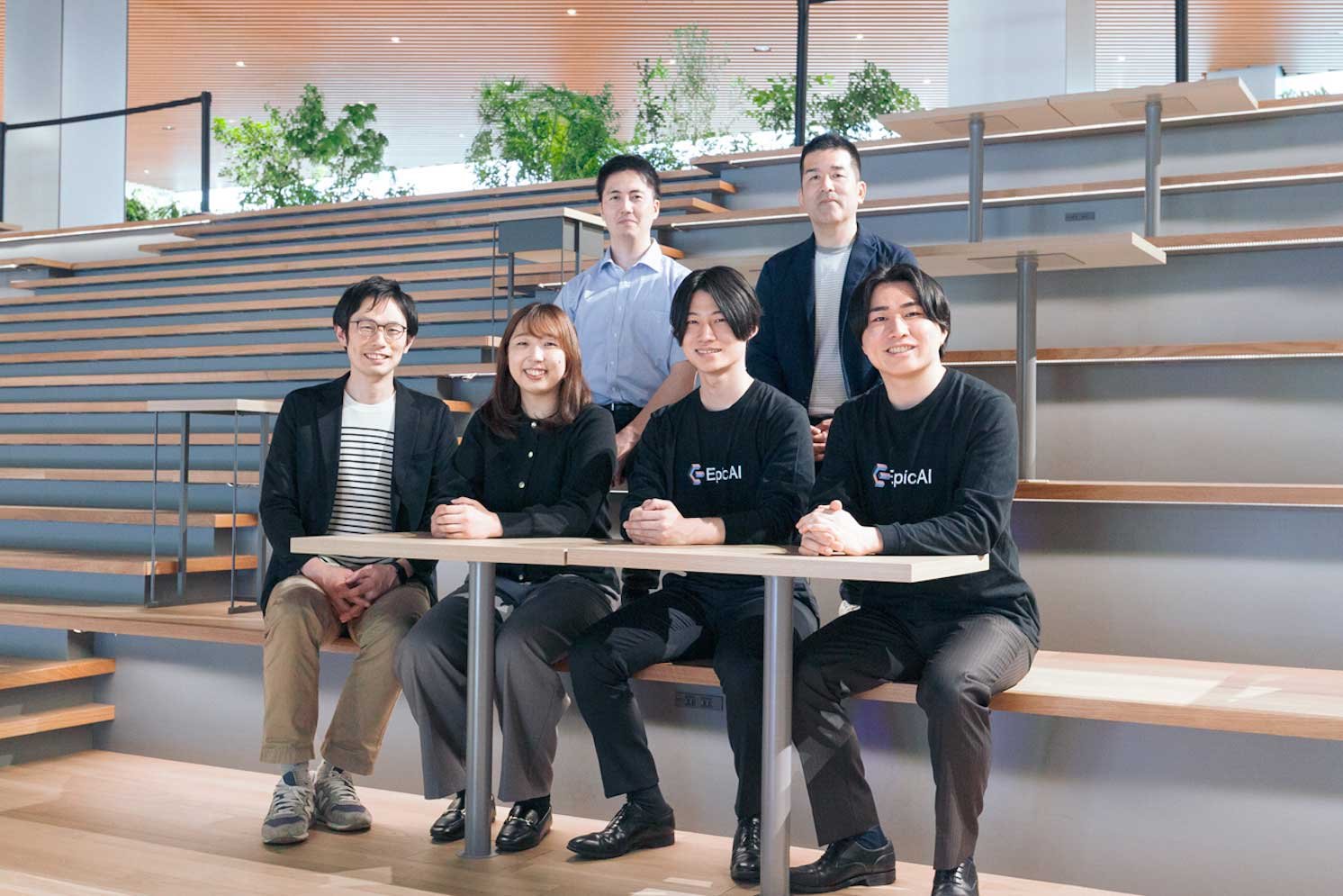 プロジェクトメンバーの写真。前列左から騎馬さん、服部さん、横山氏、大川氏。後列左から古本さん、山内さん | Make New Magazine「未来の定番」をつくるために、パナソニックのリアルな姿を伝えるメディア