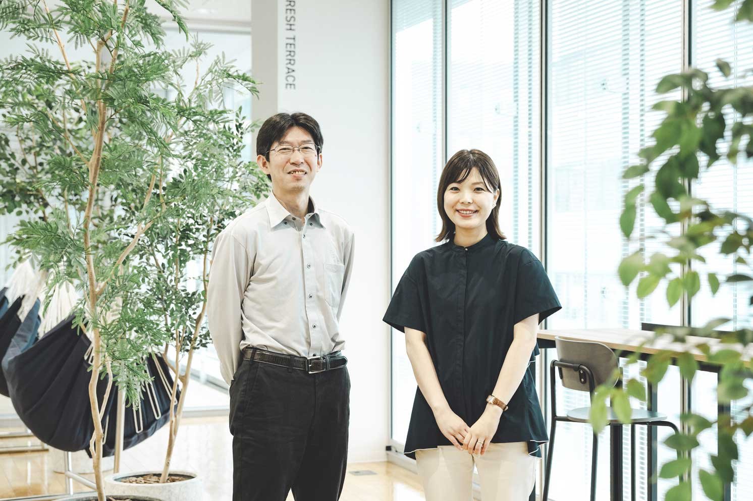取材したメンバーの写真。左から松永さん、中西さん | Make New Magazine「未来の定番」をつくるために、パナソニックのリアルな姿を伝えるメディア