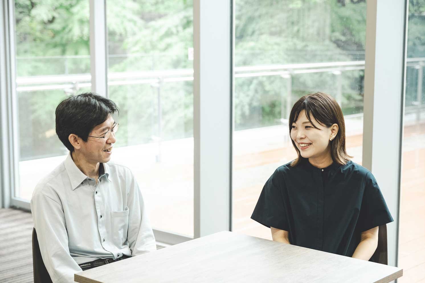取材の様子の写真。左から松永さん、中西さん | Make New Magazine「未来の定番」をつくるために、パナソニックのリアルな姿を伝えるメディア