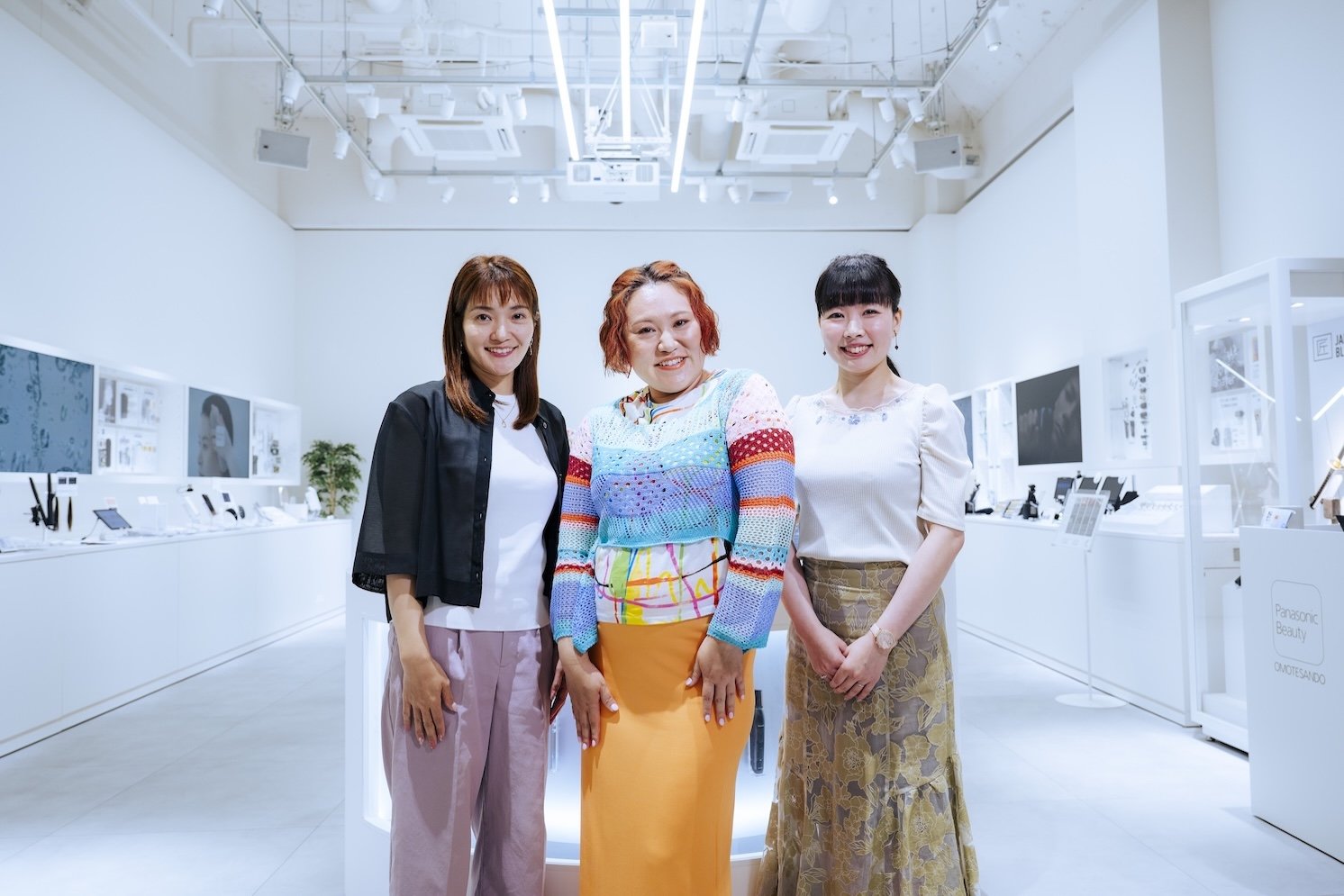 バービーさんと担当者の集合写真 | Make New Magazine「未来の定番」をつくるために、パナソニックのリアルな姿を伝えるメディア