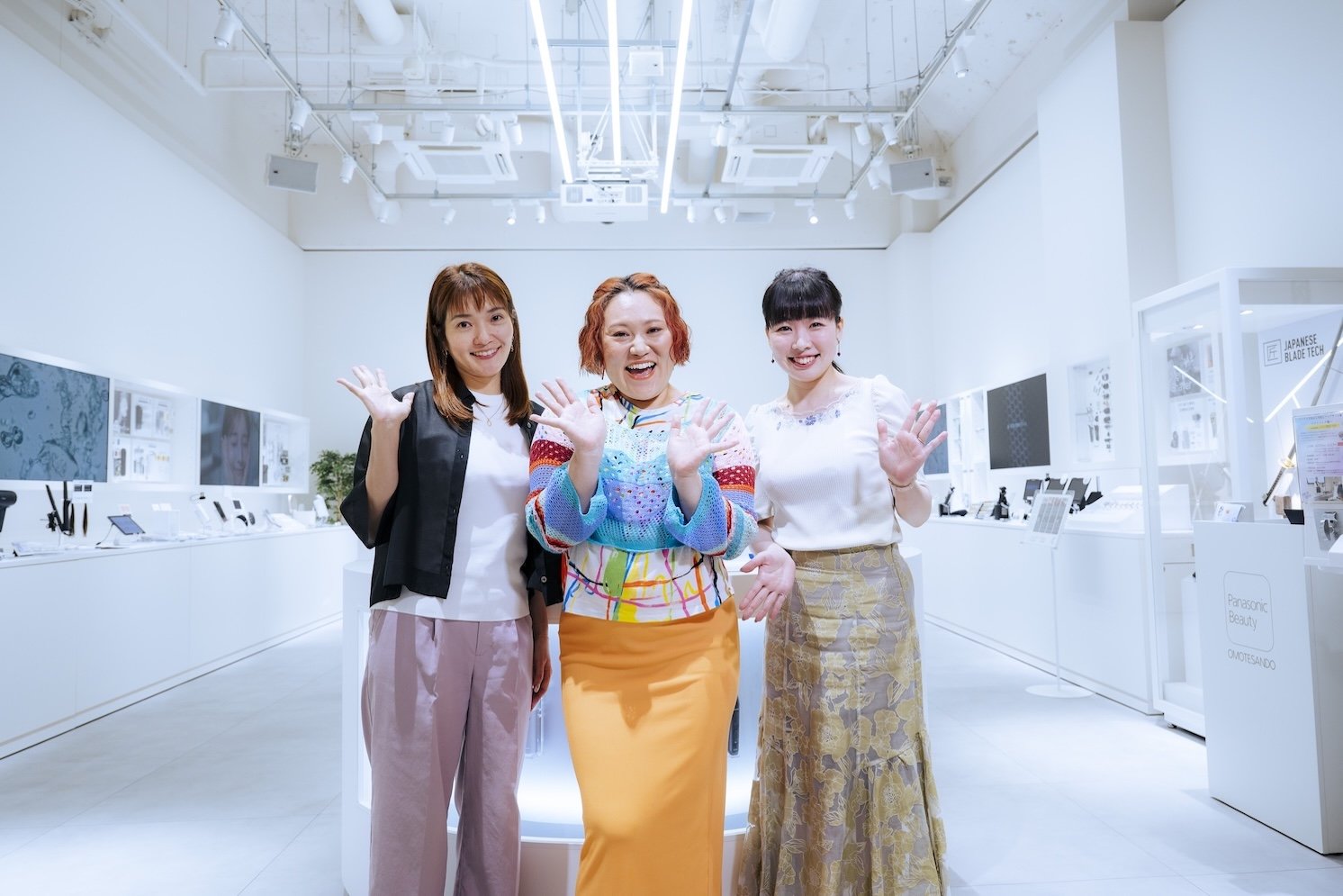 バービーさんと担当者の集合写真 | Make New Magazine「未来の定番」をつくるために、パナソニックのリアルな姿を伝えるメディア