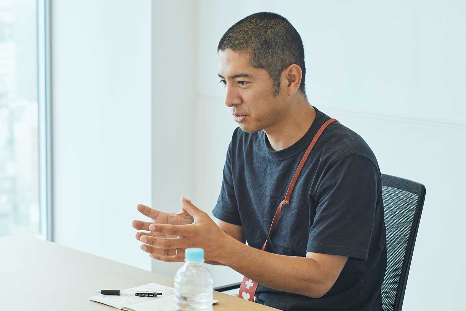 取材の様子の写真。井上氏 | Make New Magazine「未来の定番」をつくるために、パナソニックのリアルな姿を伝えるメディア