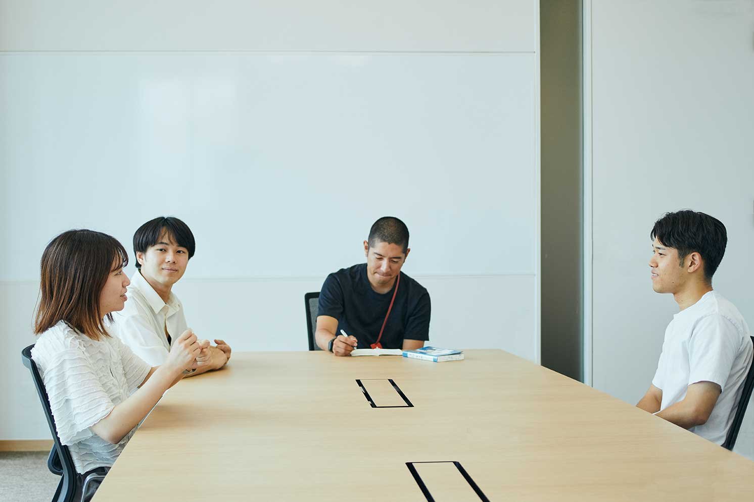 取材の様子の写真。左から野村采加、 筧万里、井上氏、竪山開 | Make New Magazine「未来の定番」をつくるために、パナソニックのリアルな姿を伝えるメディア