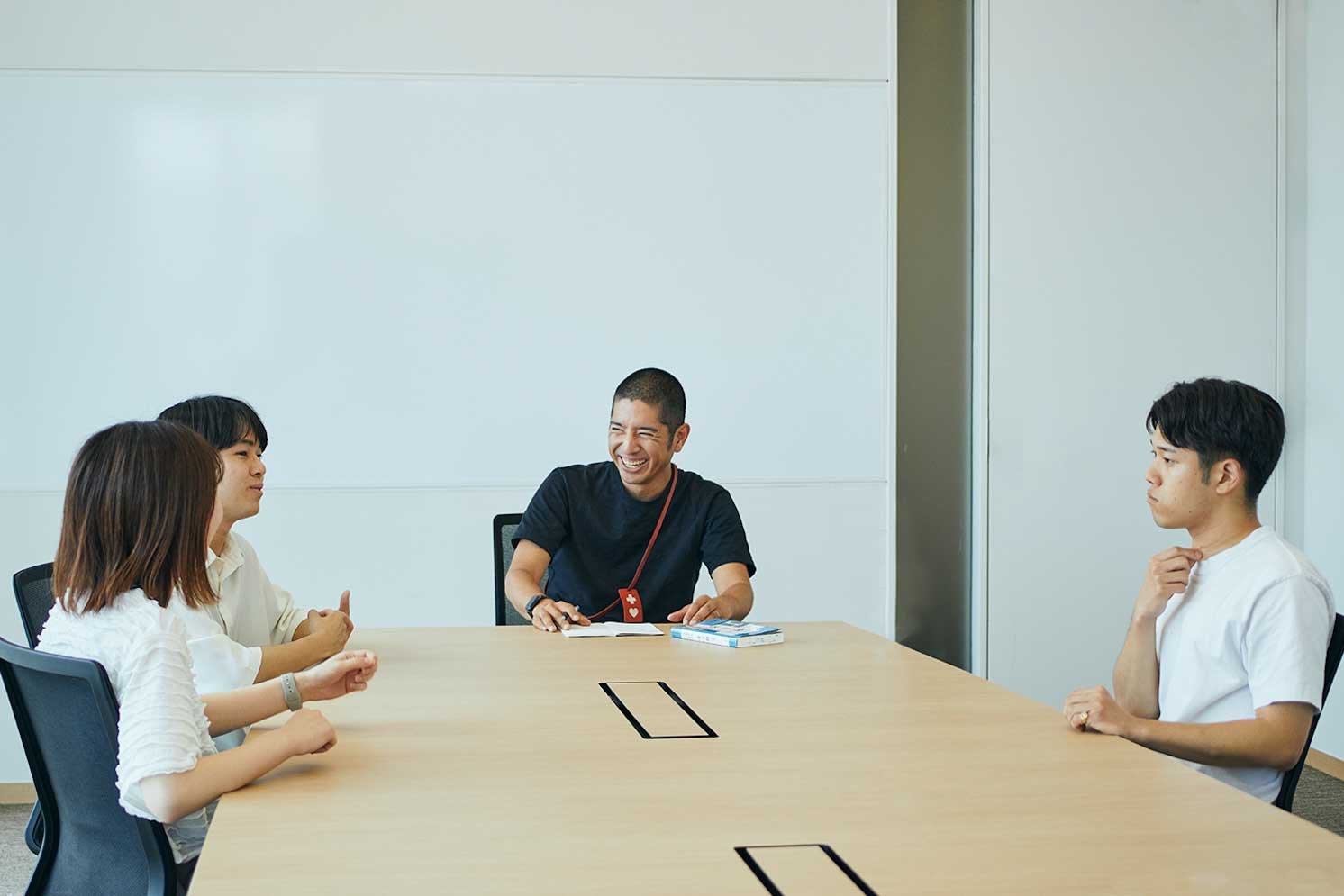 取材の様子の写真。左から野村采加、 筧万里、井上氏、竪山開 | Make New Magazine「未来の定番」をつくるために、パナソニックのリアルな姿を伝えるメディア