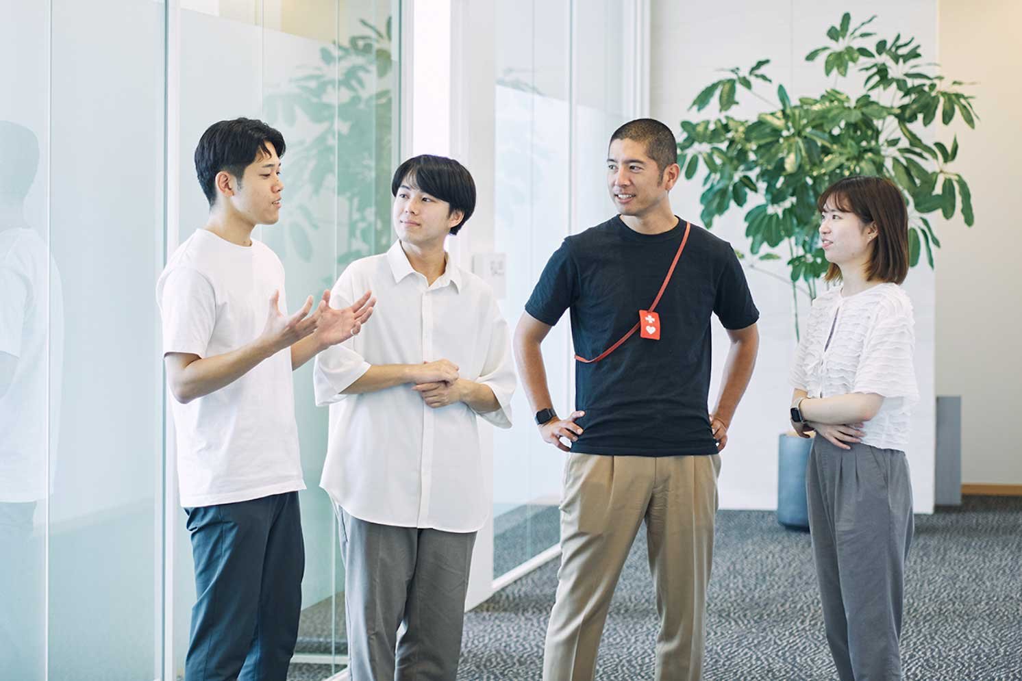 取材の様子の写真。左から竪山開、 筧万里、井上氏、野村采加 | Make New Magazine「未来の定番」をつくるために、パナソニックのリアルな姿を伝えるメディア