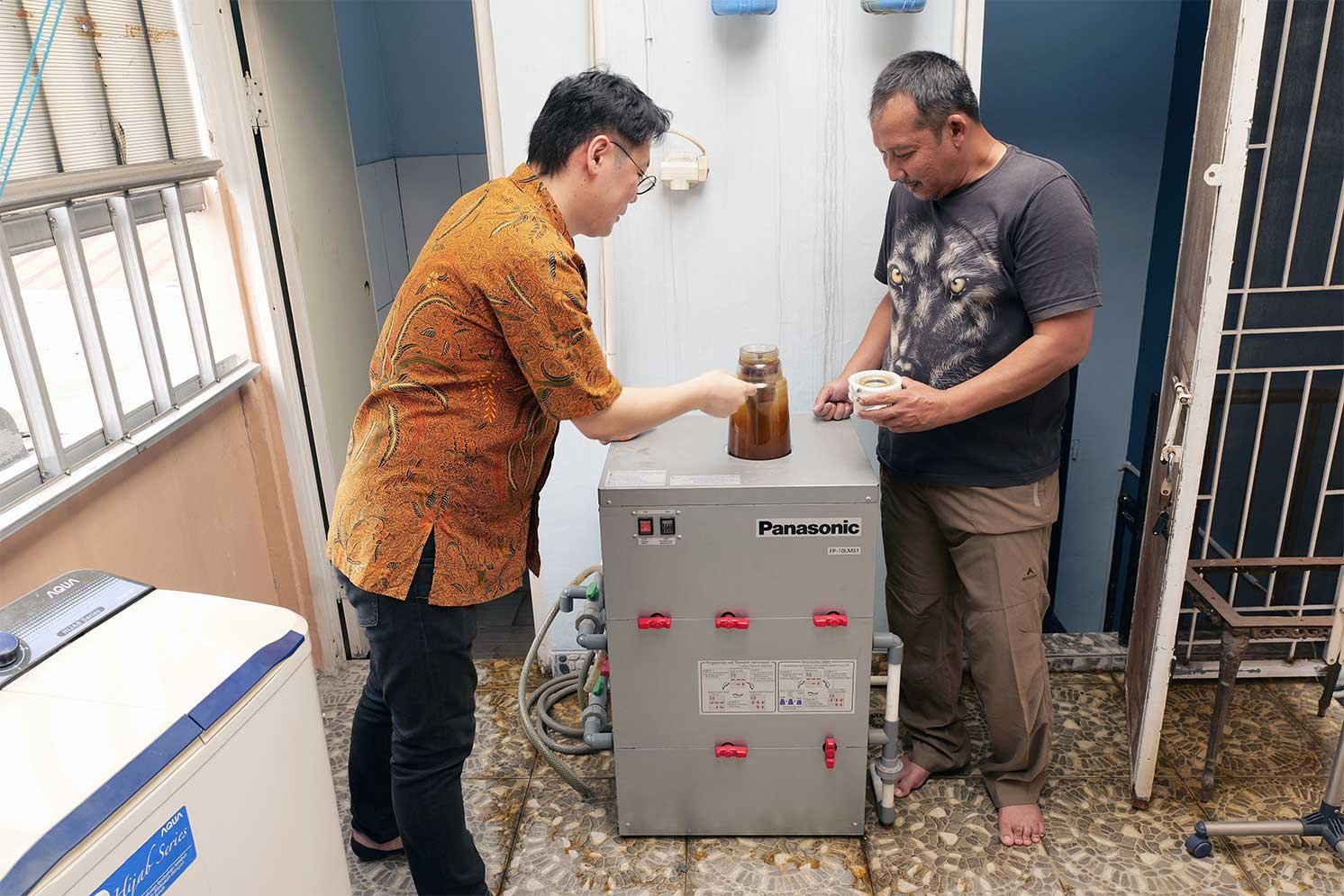 インドネシアでのユーザー宅訪問の写真 | Make New Magazine「未来の定番」をつくるために、パナソニックのリアルな姿を伝えるメディア