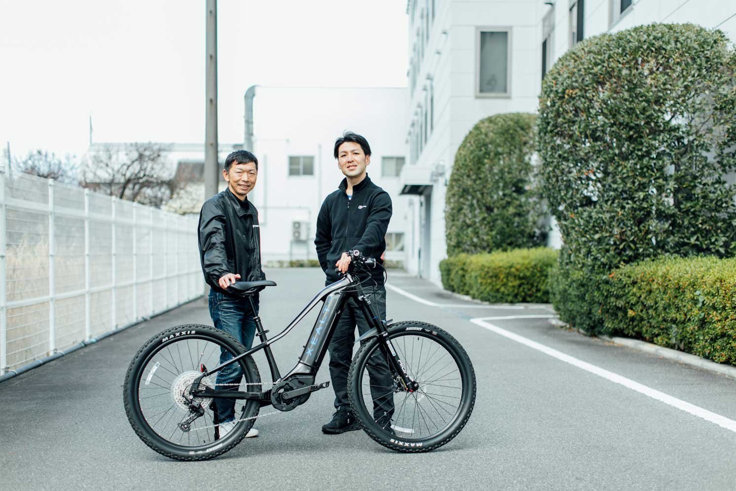 XEALT M5と開発チームメンバーの写真 | Make New Magazine「未来の定番」をつくるために、パナソニックのリアルな姿を伝えるメディア