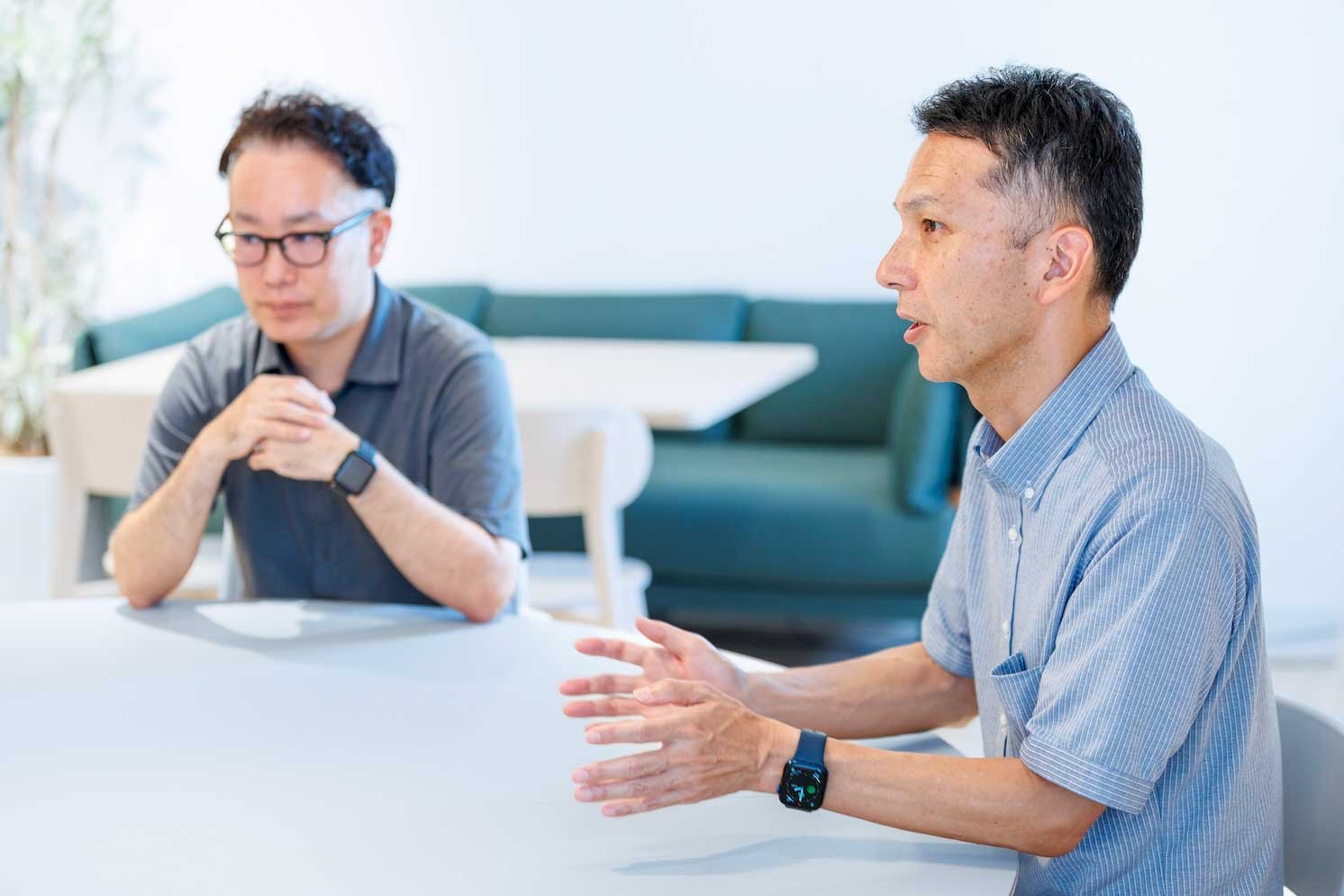 取材の様子の写真。左から立花徹と鈴木徹 | Make New Magazine「未来の定番」をつくるために、パナソニックのリアルな姿を伝えるメディア