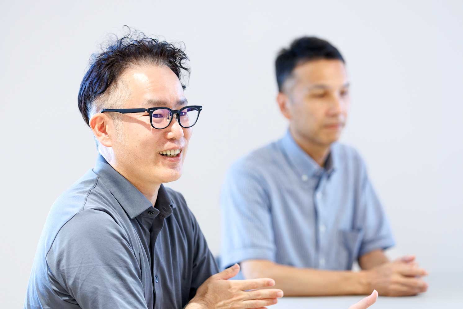 取材の様子の写真。左から立花徹と鈴木徹 | Make New Magazine「未来の定番」をつくるために、パナソニックのリアルな姿を伝えるメディア