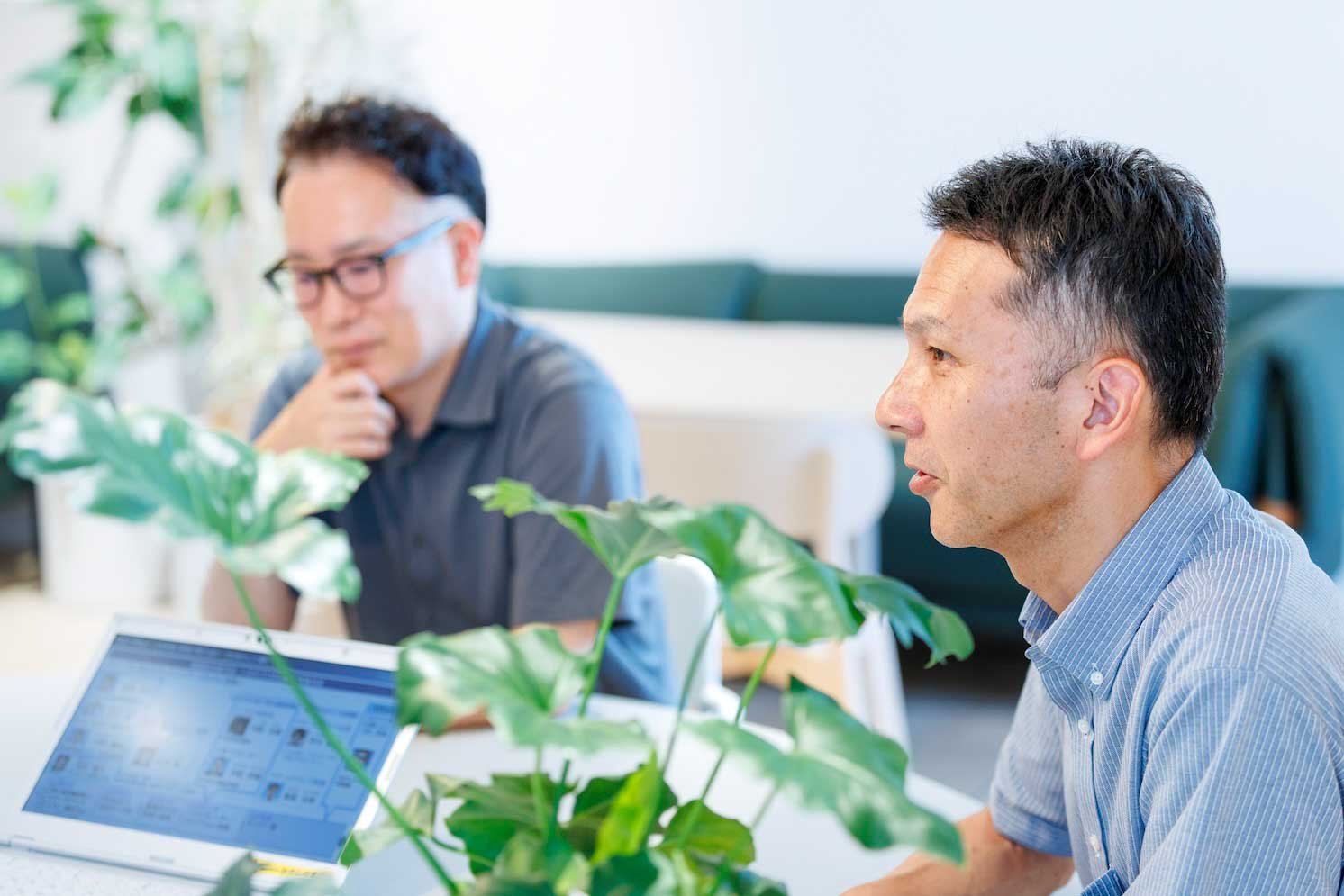 取材の様子の写真。左から立花徹と鈴木徹 | Make New Magazine「未来の定番」をつくるために、パナソニックのリアルな姿を伝えるメディア