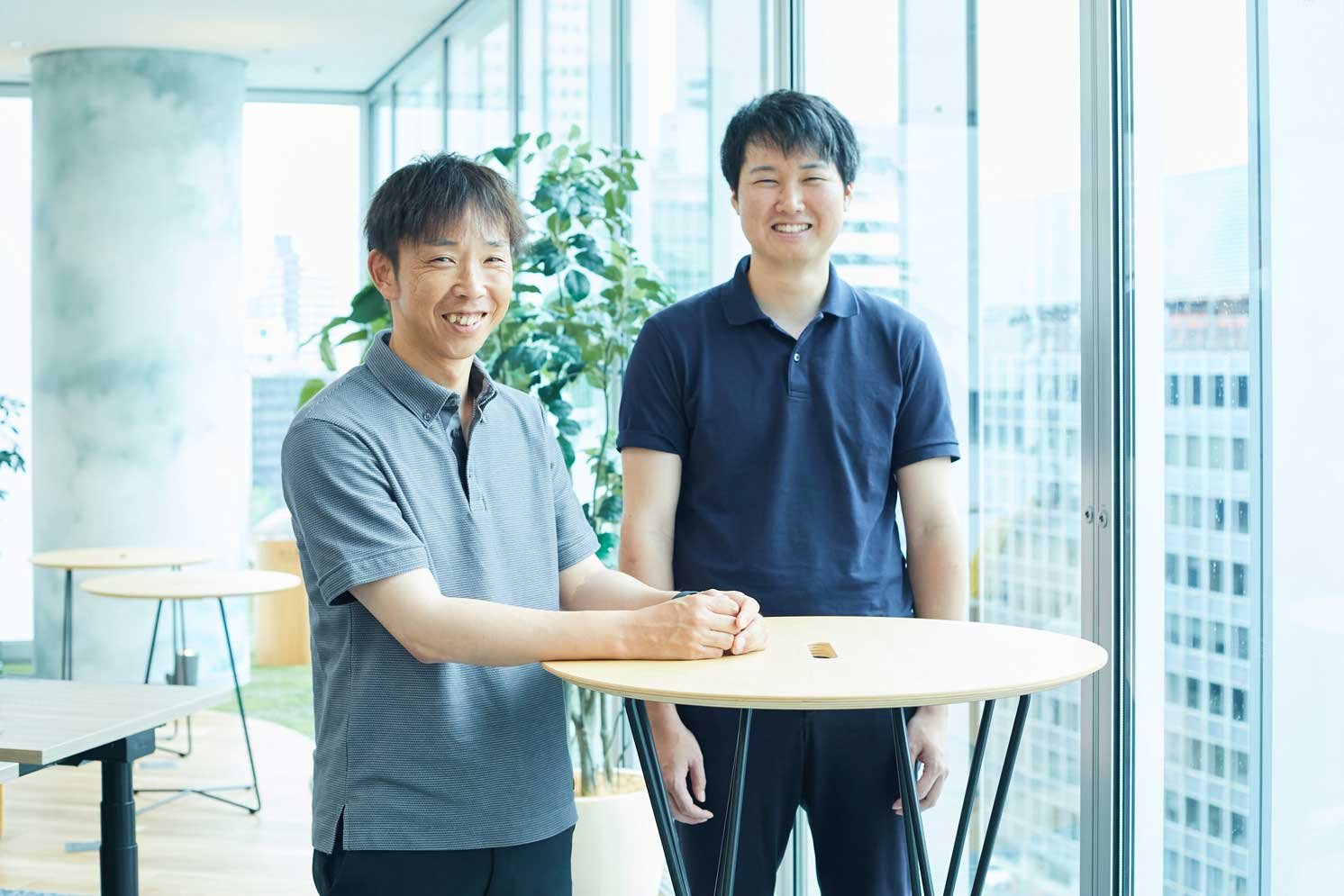 取材したメンバーの写真。岡田征和と赤池郁也 | Make New Magazine「未来の定番」をつくるために、パナソニックのリアルな姿を伝えるメディア