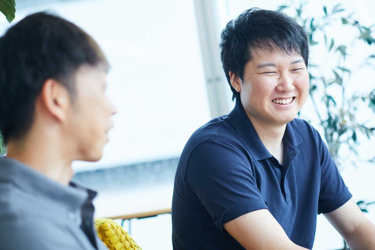 取材の様子の写真。左から岡田さん、赤池さん | Make New Magazine「未来の定番」をつくるために、パナソニックのリアルな姿を伝えるメディア