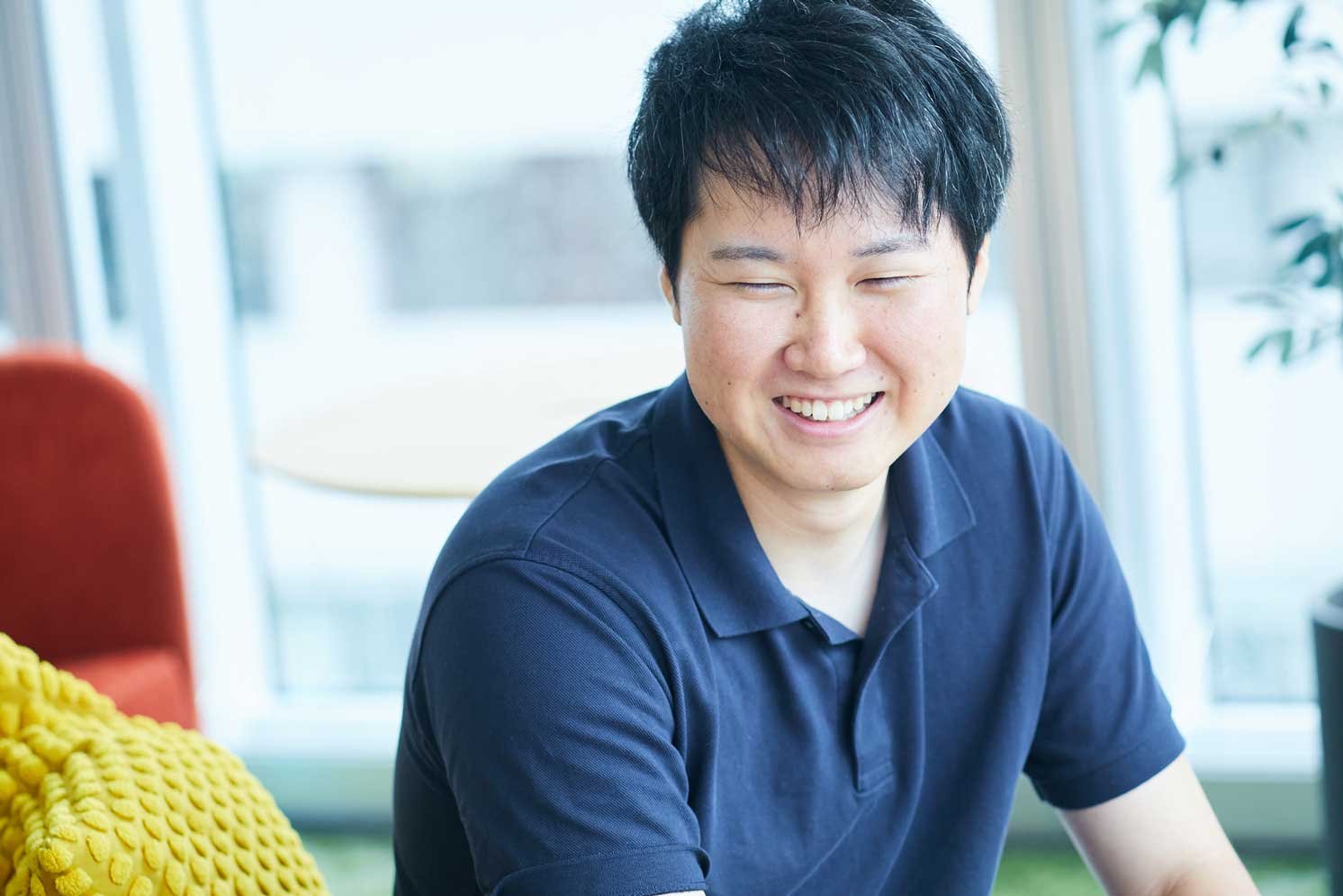 取材の様子の写真。赤池さん | Make New Magazine「未来の定番」をつくるために、パナソニックのリアルな姿を伝えるメディア
