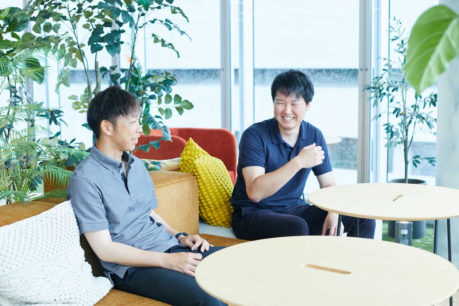 取材の様子の写真。左から岡田さん、赤池さん | Make New Magazine「未来の定番」をつくるために、パナソニックのリアルな姿を伝えるメディア