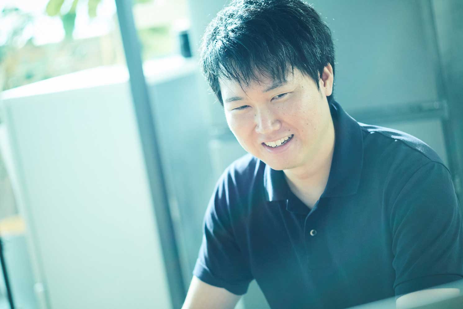 取材の様子の写真。赤池さん | Make New Magazine「未来の定番」をつくるために、パナソニックのリアルな姿を伝えるメディア