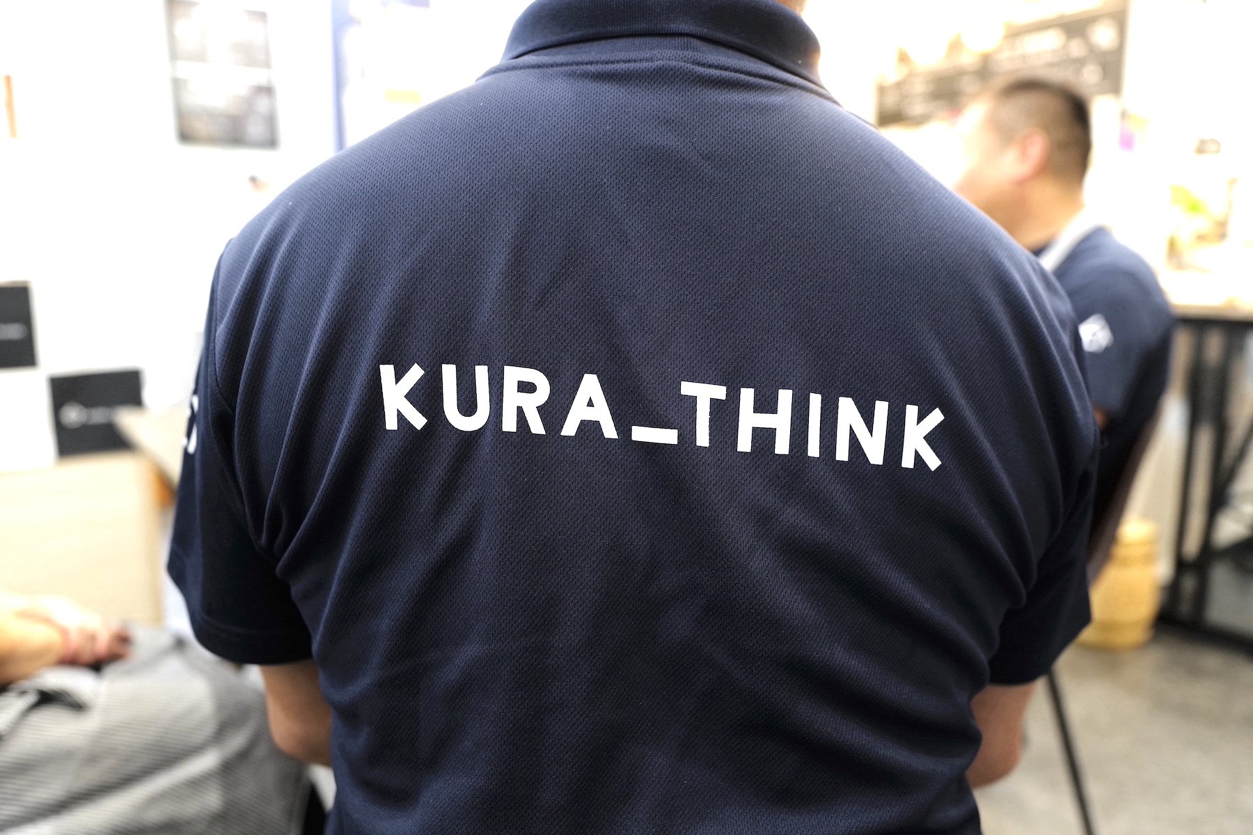 星合和広さんの背中にはKURA_THINKの大きなロゴが。 | Make New Magazine「未来の定番」をつくるために、パナソニックのリアルな姿を伝えるメディア